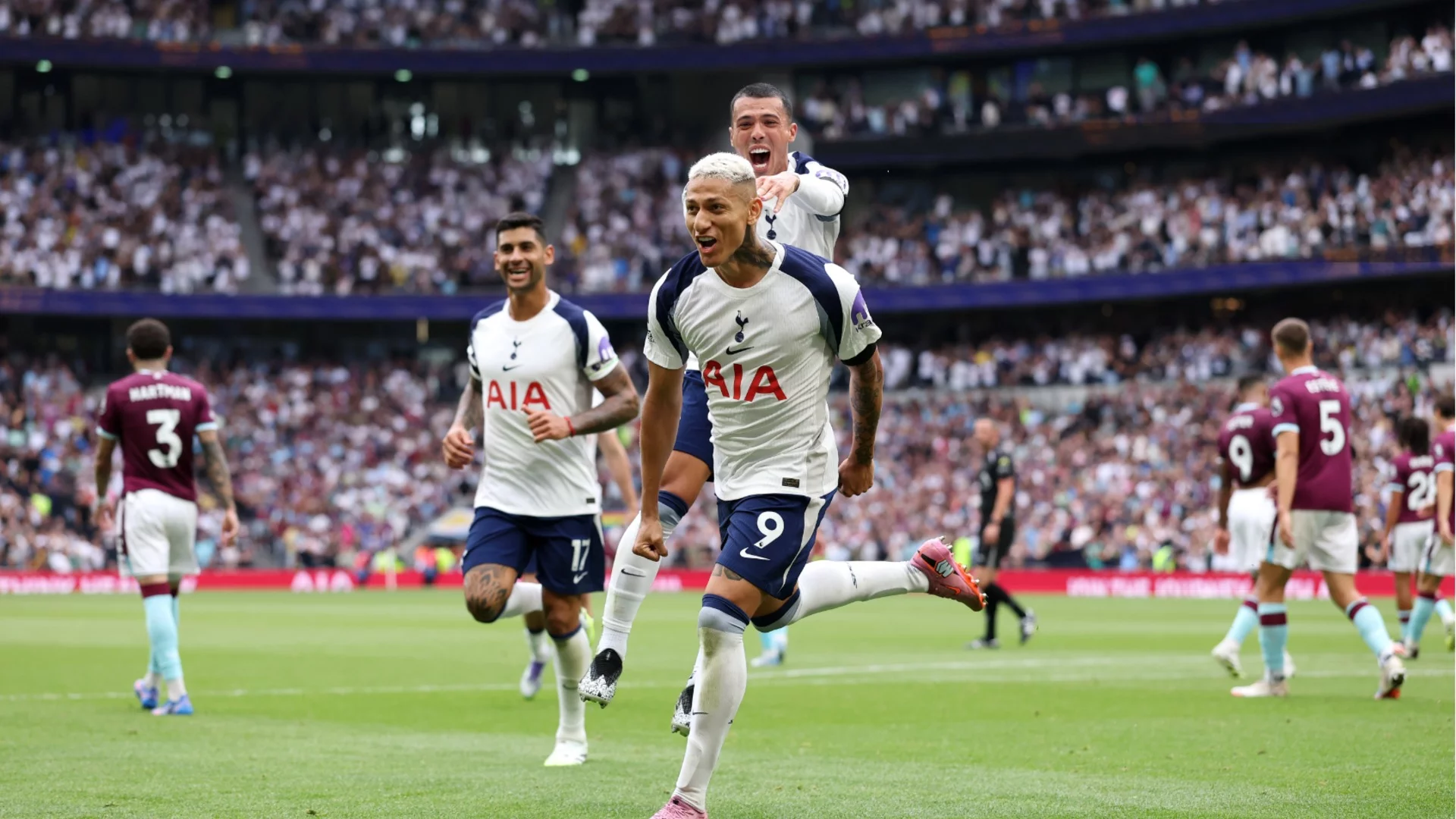 Новак тресна традиционен тим във Висшата лига, дуо блести за разгром на Тотнъм с шедьовър