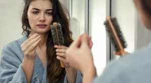 Хормонални причини за косопад при жените и как да се справите с тях