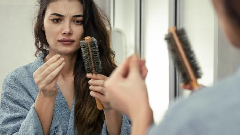 Хормонални причини за косопад при жените и как да се справите с тях