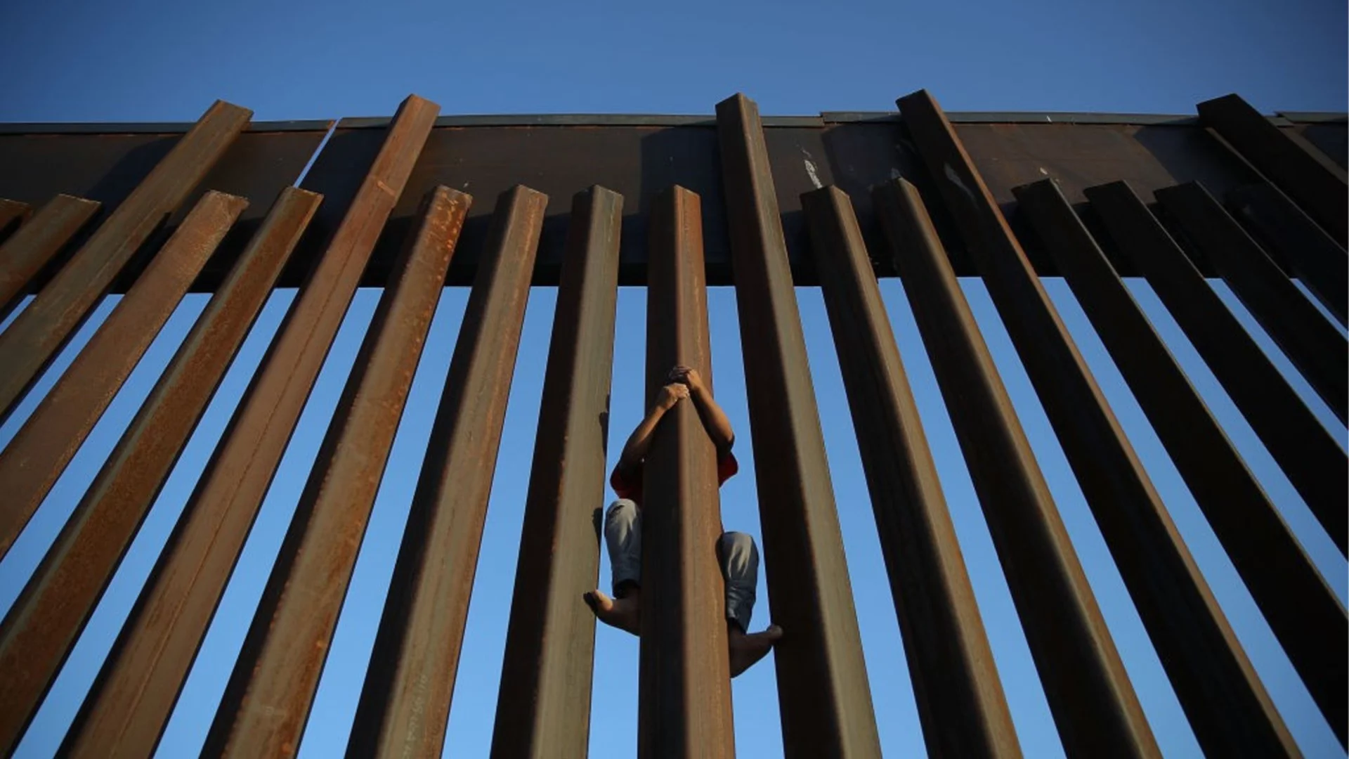 Гореща за катерене: САЩ боядисва оградата по границата с Мексико в черно