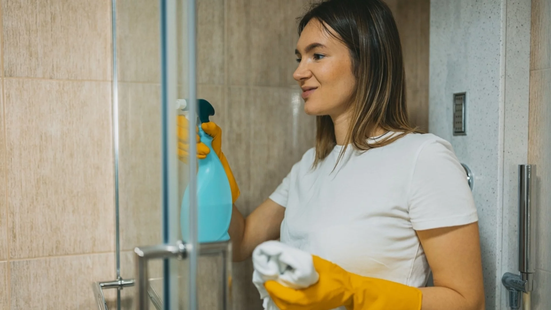 Как да почистите стъклена врата на душ кабина, за да премахнете петната 