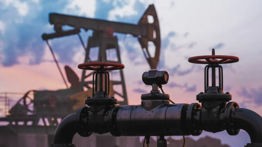 Ударите срещу рафинерии в Русия тласнаха нагоре цената на петрола