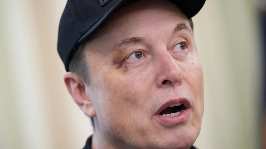 Защо Илон Мъск съди Apple и OpenAI?