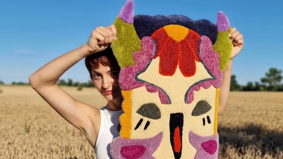 Александра Камбурова и нейните креативни килими и кукерски маски