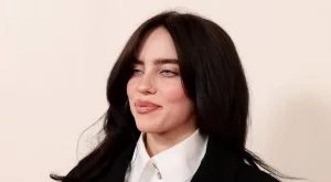 Били Айлиш пуска собствени карти за игра Uno (СНИМКА)