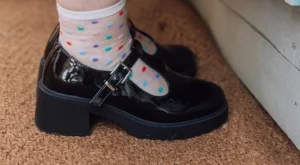 Обувките Мери Джейн се завърнаха: Как да носите тази ретро класика през 2025