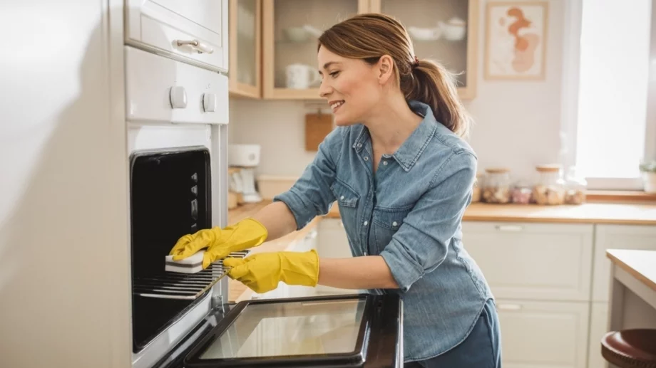 Нито обезмаслител, нито гореща вода: Тайният трик, с който фурната ще блесне за минути