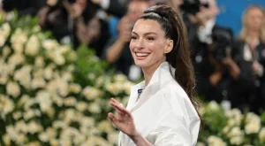 Ан Хатауей претърпя инцидент по време на снимките на "Дяволът носи Прада 2" (ВИДЕО)