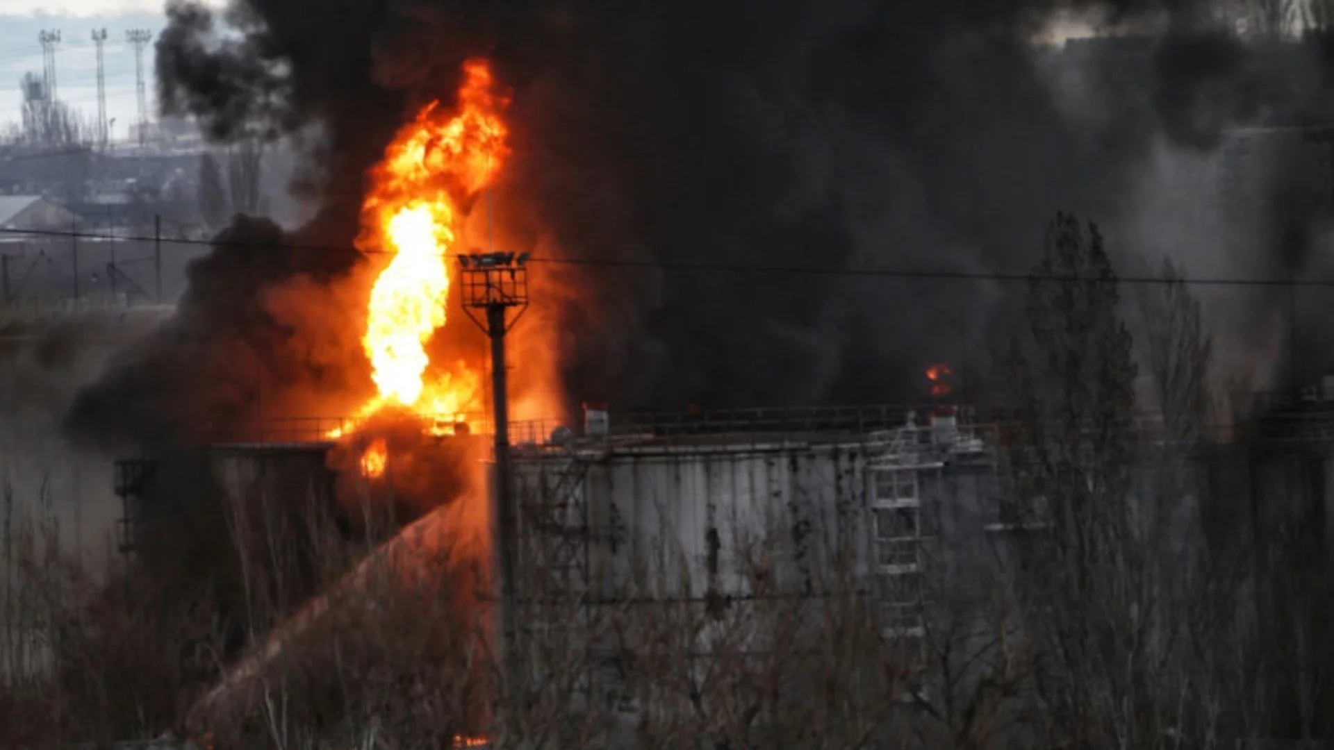 Поредният украински удар по "Дружба" изгори важна помпена станция. Руските петролни компании губят все повече пари