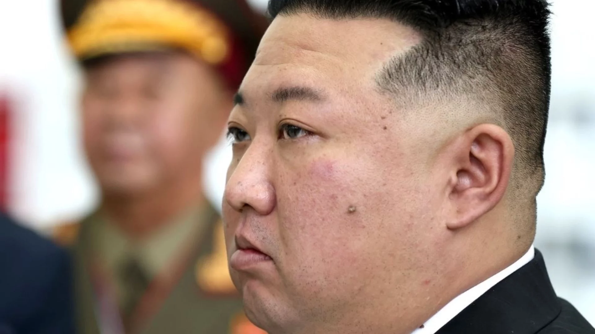 Ким Чен Ун потегли с влак за Китай, за да присъства на военния парад