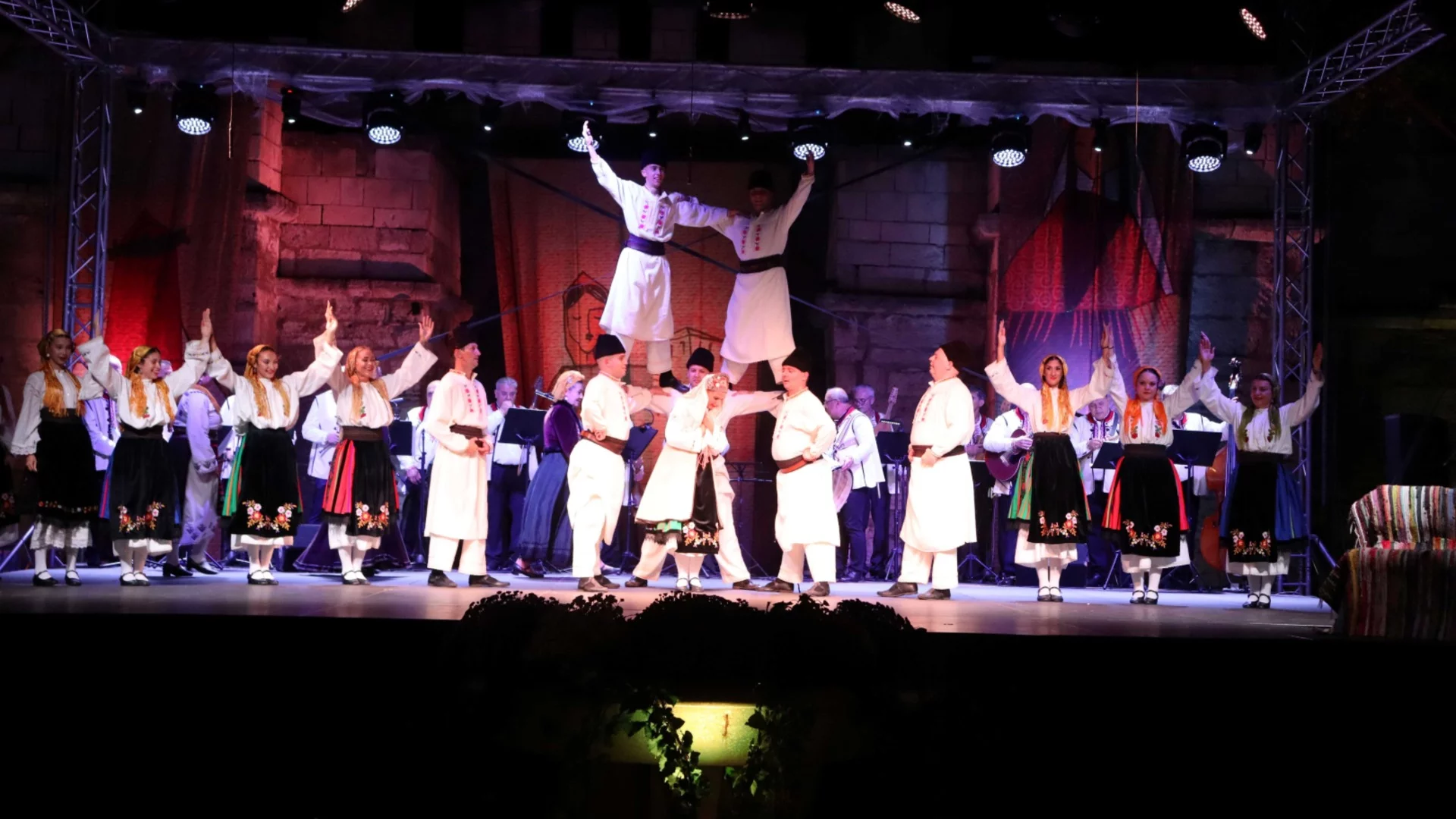 "Легенда за трите сестри" на Ансамбъл "Дунав" предизвика фурор сред ценителите на фолклора