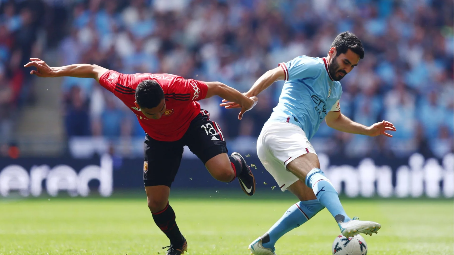 След загубена трансферна битка с вечния враг: Галатасарай отговори с две бомбастични сделки