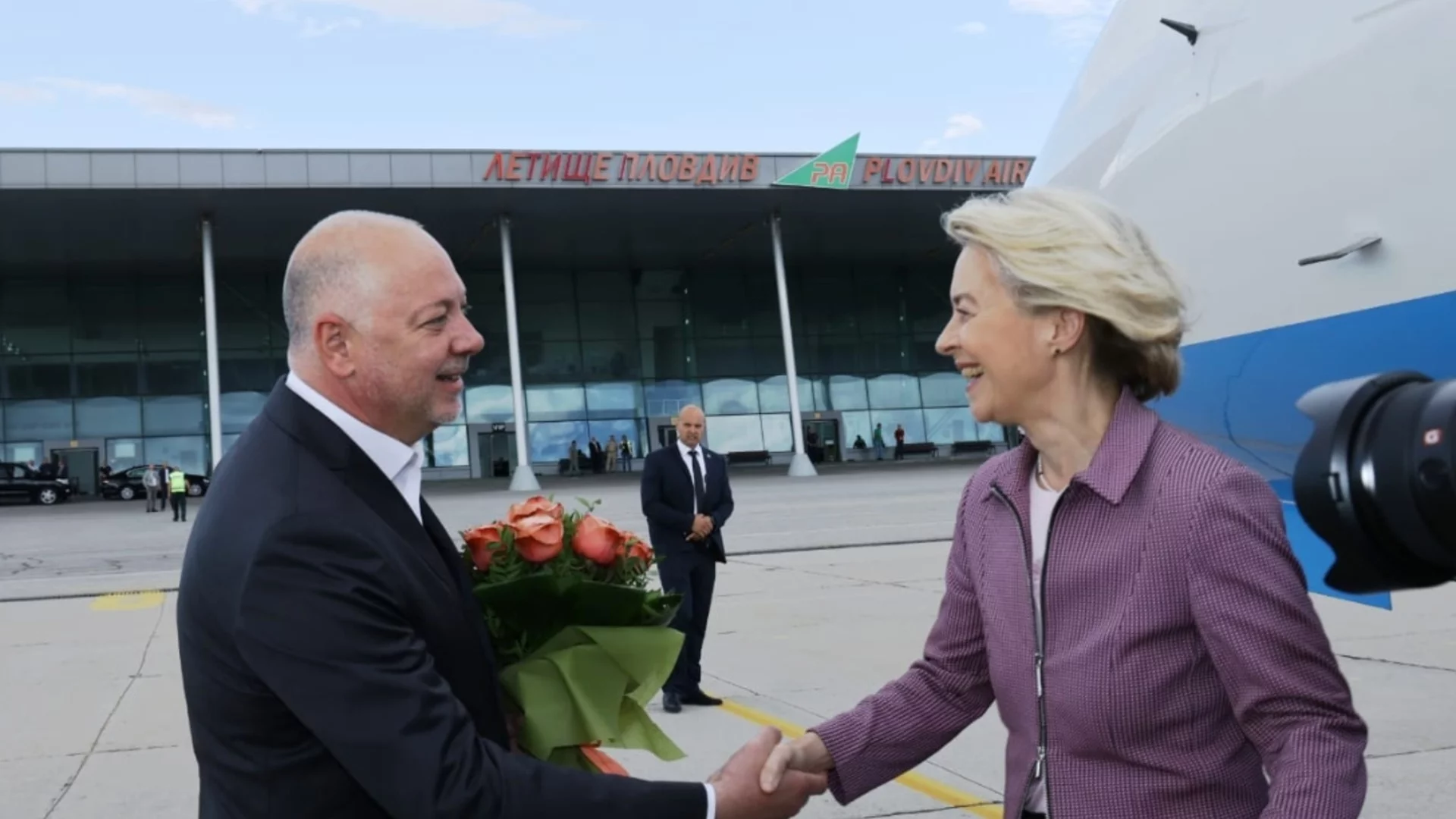 "Смущения, а не хибридни и кибер заплахи": Няма да има разследване на случая със самолета на Фон дер Лайен