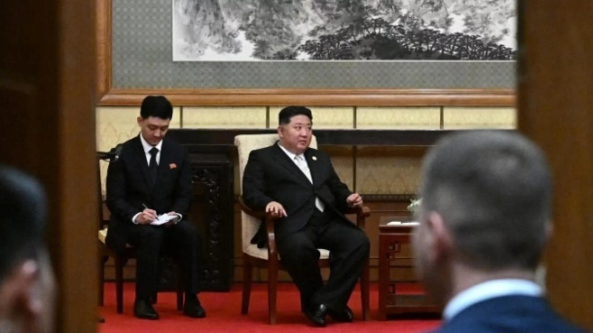 Въпреки заплахите на Пхенян: Южнокорейски лидер се ръкува с Ким Чен Ун на военния парад