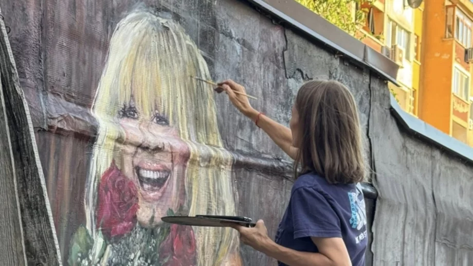 Голям портрет на Лили Иванова украси фасада в столичен квартал (СНИМКИ)