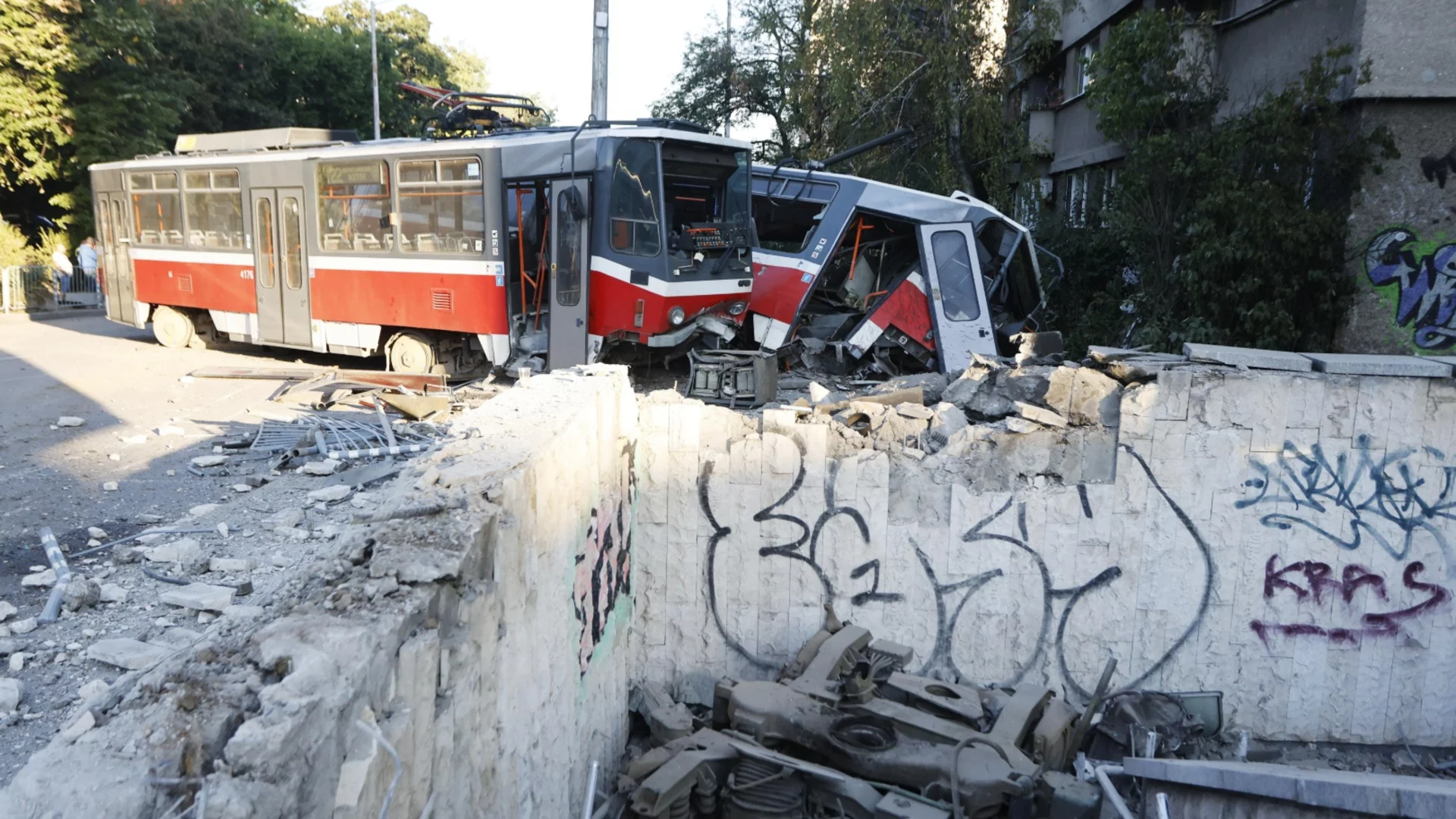 Оставиха в ареста обвинения за инцидента с дерайлирал трамвай в София