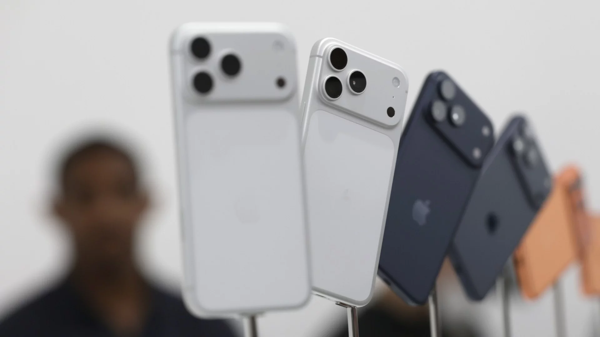 Новите модели iPhone 17, включително ултра-тънкият iPhone Air, вече са достъпни за предварителна поръчка в eMAG 