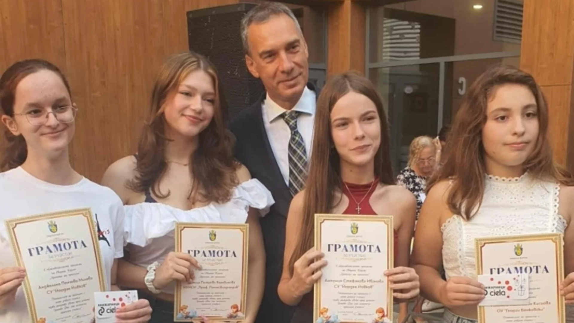 100 бургаски ученици получиха награди за участие в програмата "Прочети ми приказка"