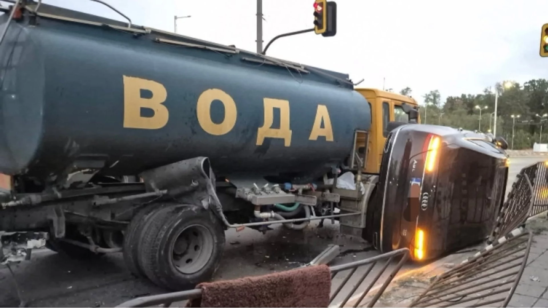 След сблъсък с цистерна: Кола се обърна в София