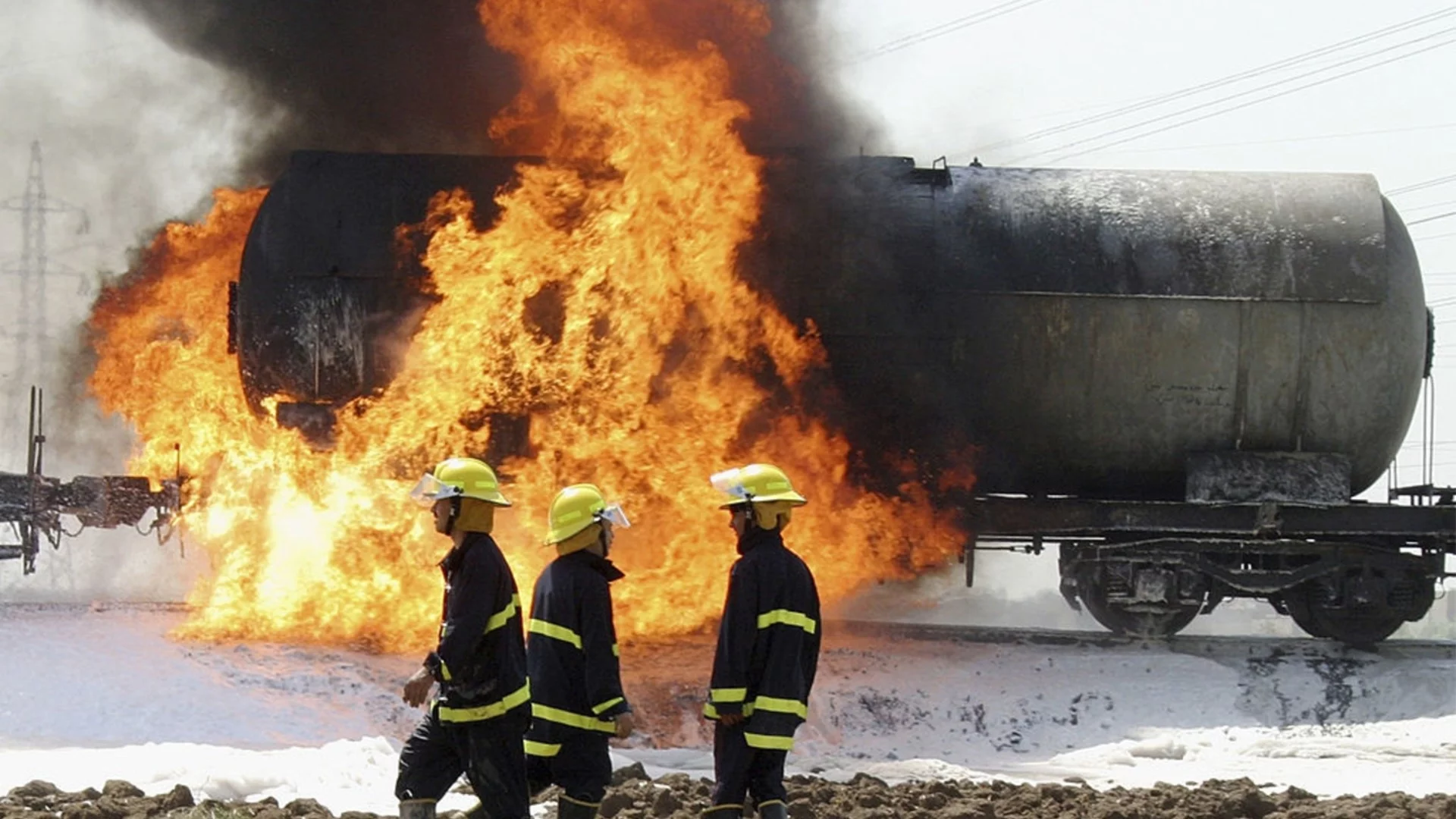 Санкт Петербург и областта отново под атака: Украйна подпали един от най-големите нефтопреработвателни заводи в Русия (ВИДЕО)