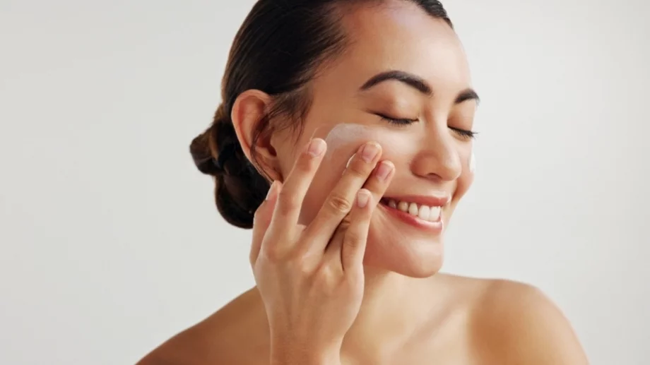 Ферментирала грижа за кожата: Защо да я включите в бюти режима си