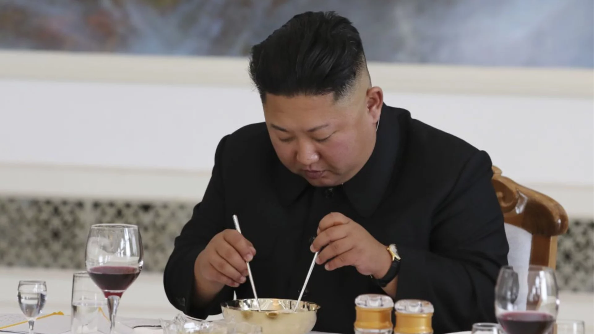 Ким Чен Ун забрани думите "хамбургер", "сладолед" и "караоке"