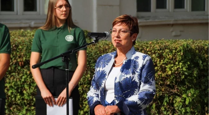 Кметът на Тетевен и зам.-министърът на образованието откриха новата учебна година в три училища