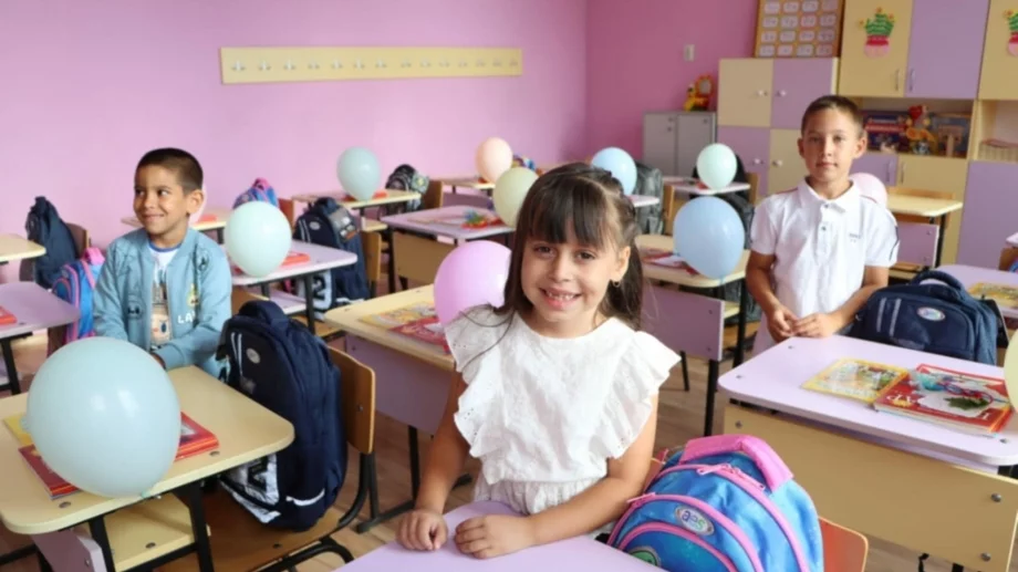 ТЕЦ AES Гълъбово дари първокласниците на Гълъбово по случай първия учебен ден