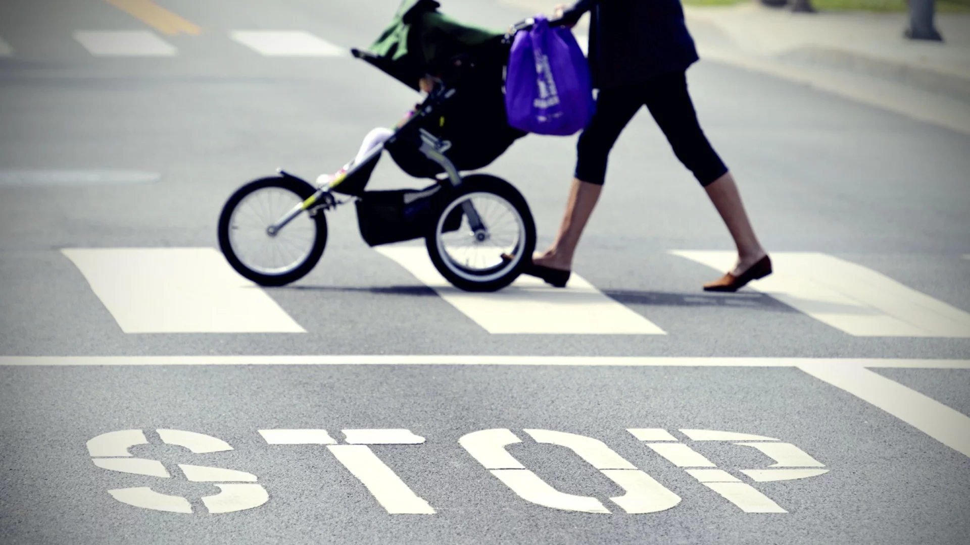 Пътен знак удари бебе в количка