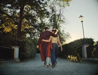 "Облечи живота си с нещо безценно": Answear с нова кампания и поетични видеа за човешките отношения 