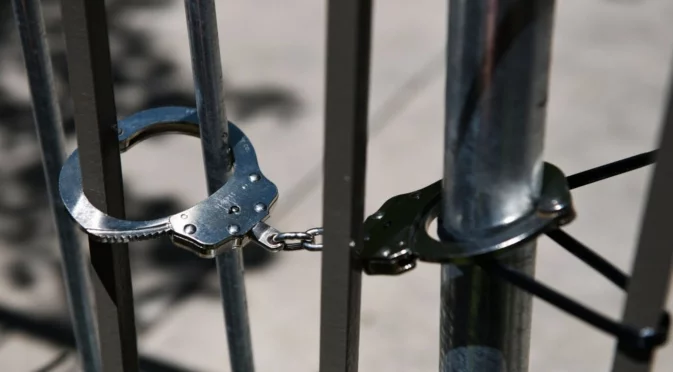 Оставиха зад решетките обвинен в два грабежа