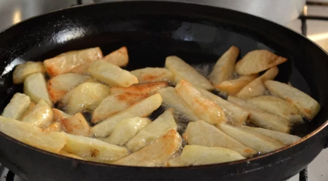 Трик за перфектните пържени картофи: Как да НЕ залепнат за тигана