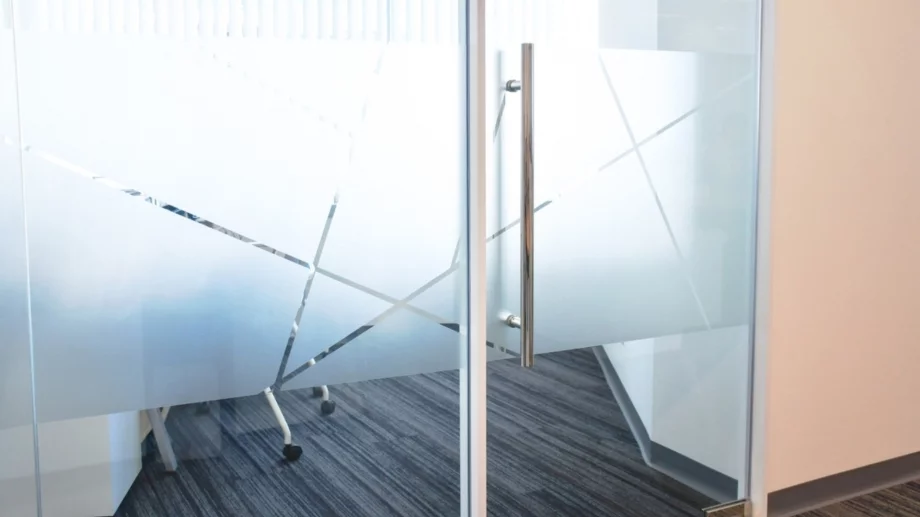 Как да почиствате матирано стъкло, без да го повредите