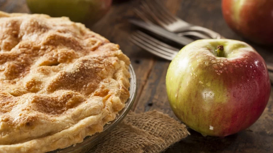 Ухаят на есен: 3 неустоими десерта с ябълки (РЕЦЕПТИ)