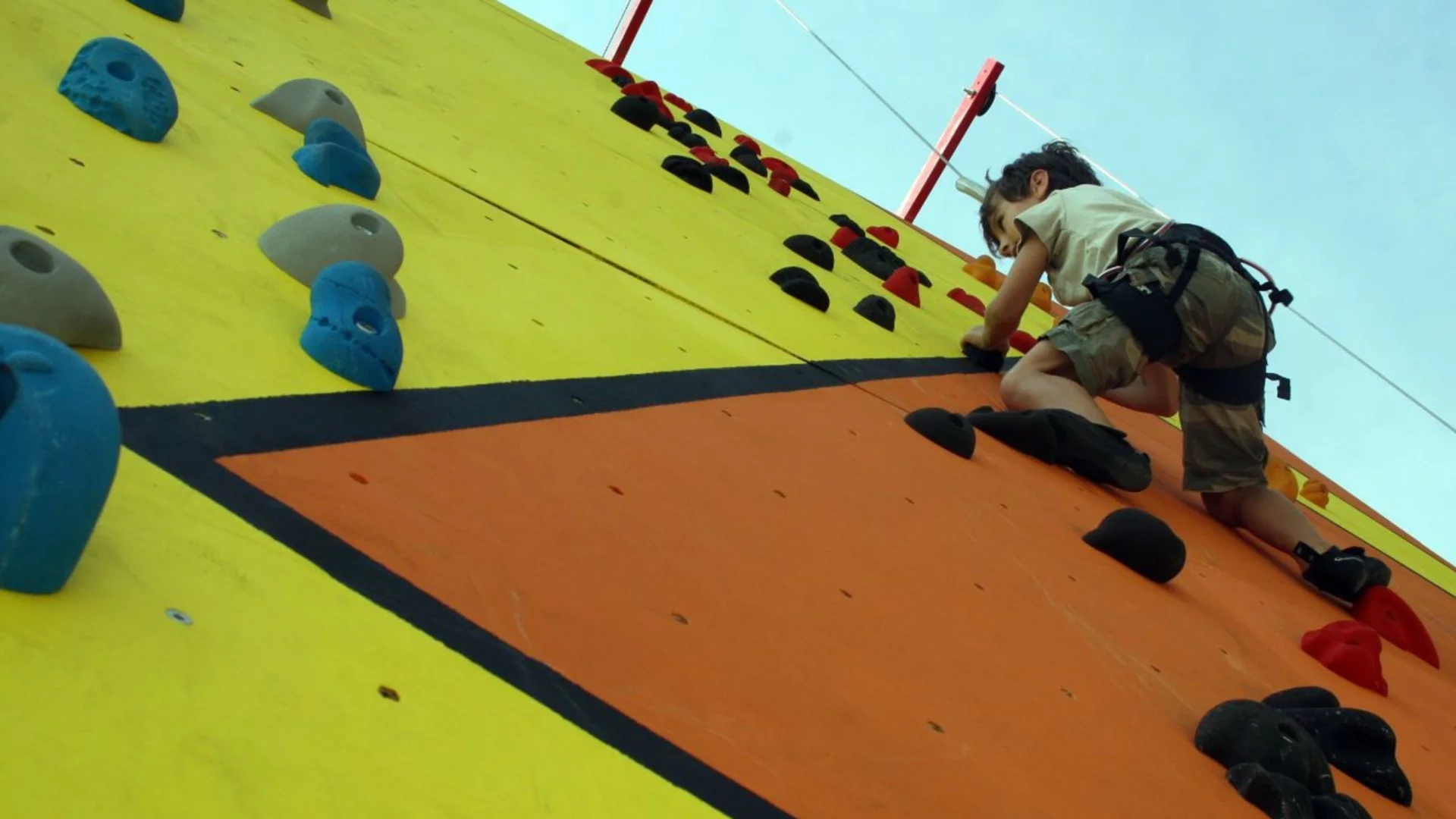 Проблем с въжето: Дете падна от стена за катерене