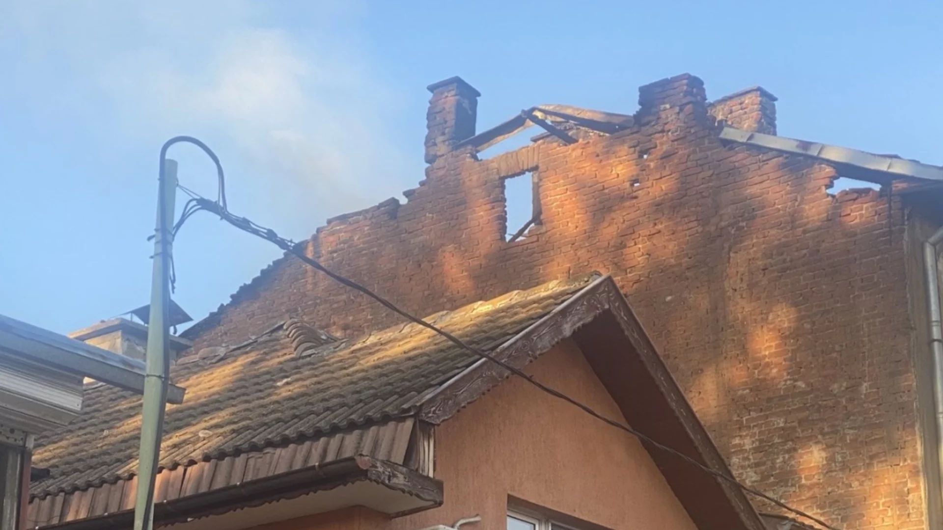 Горя къща с бездомници в София