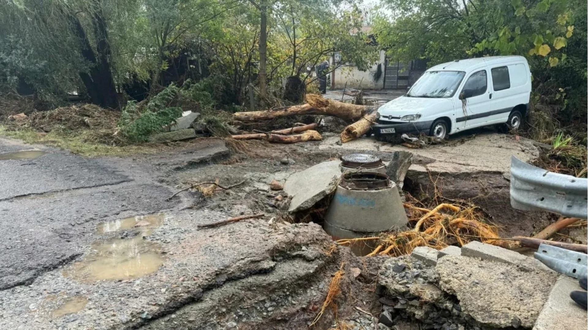 Наводнения и пропаднал мост: Частично бедствено положение в Бургас (СНИМКИ)
