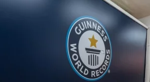 Нов световен рекорд: Това е човекът с най-дълги нокти (СНИМКИ)