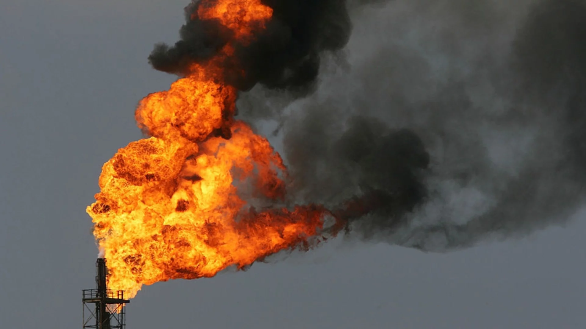 Украйна успешно порази руската рафинерия КИНЕФ чак в Ленинградска област (ВИДЕО)