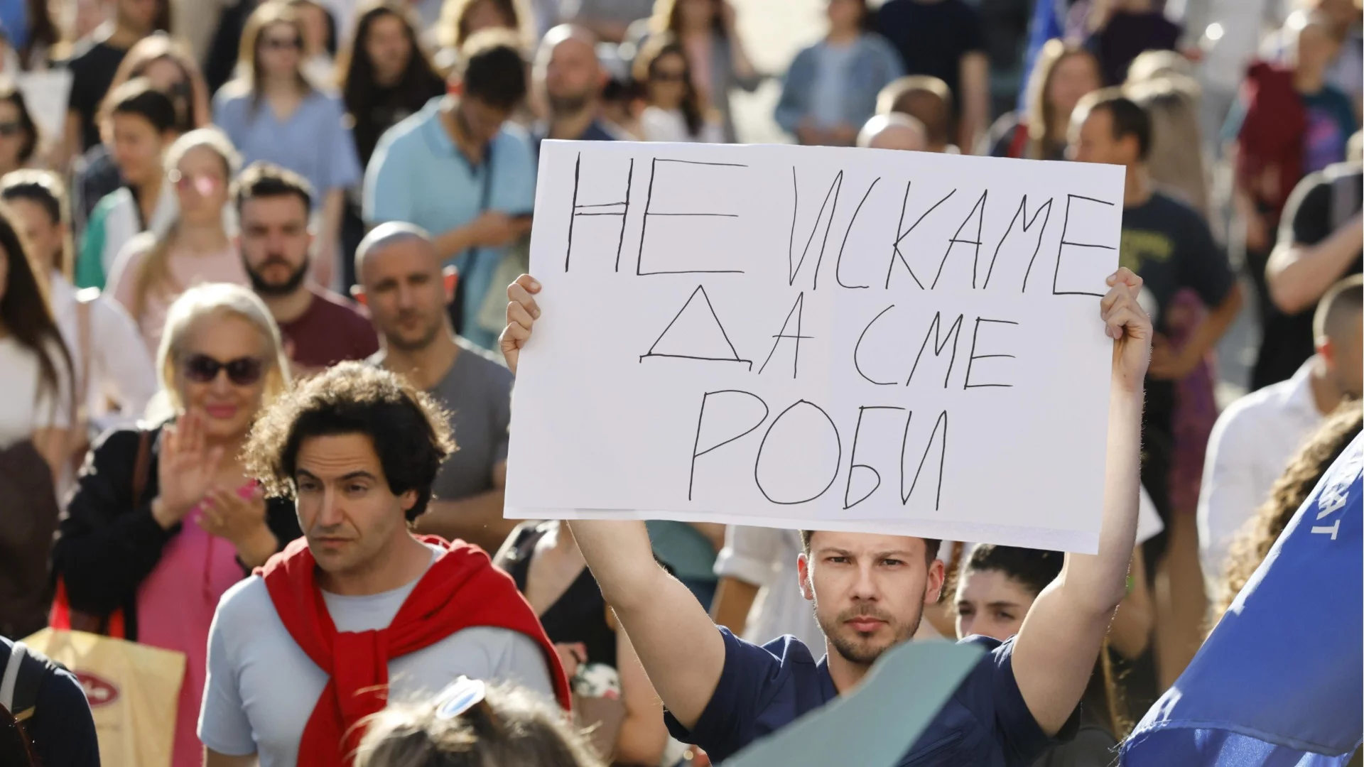 "Искам да остана тук, но пак ме гонят към Сицилия": Младите лекари с нов протест срещу цинизма на властта