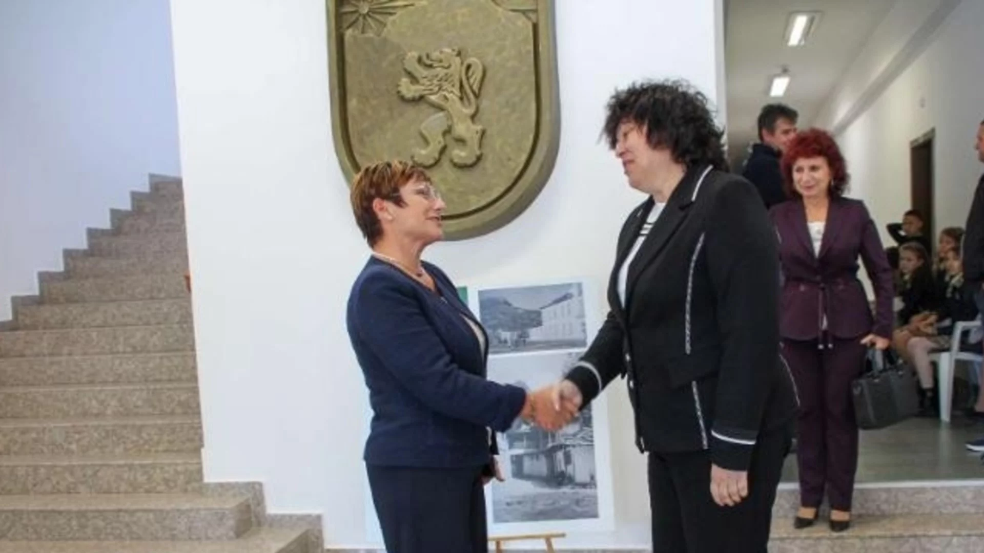 Зам.-министър на образованието посети Тетевен по случай Международния ден на учителя