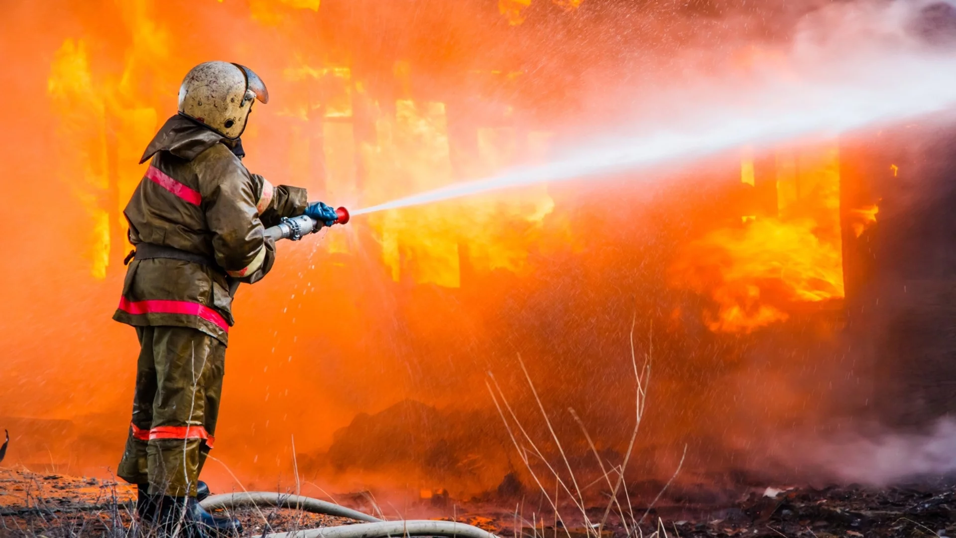 Огромен пожар в турбинен завод в Екатеринбург (ВИДЕО)