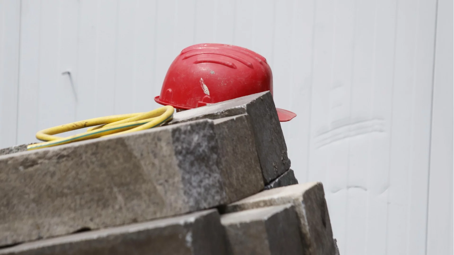 Ранени и затрупани хора: Строеж рухна в центъра на Мадрид (ВИДЕО)