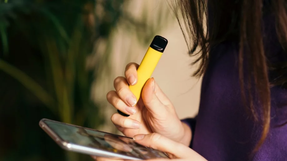 Най-малко 15 млн. тийнейджъри пушат електронни цигари