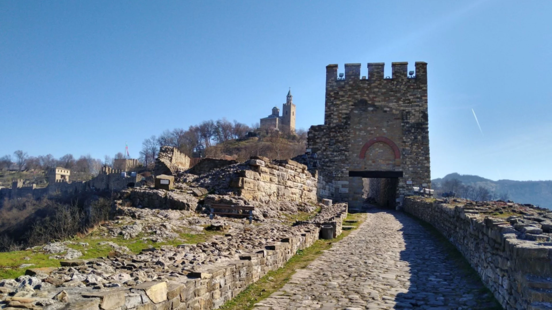 Огромен къс падна от крепостта Царевец, удари такси