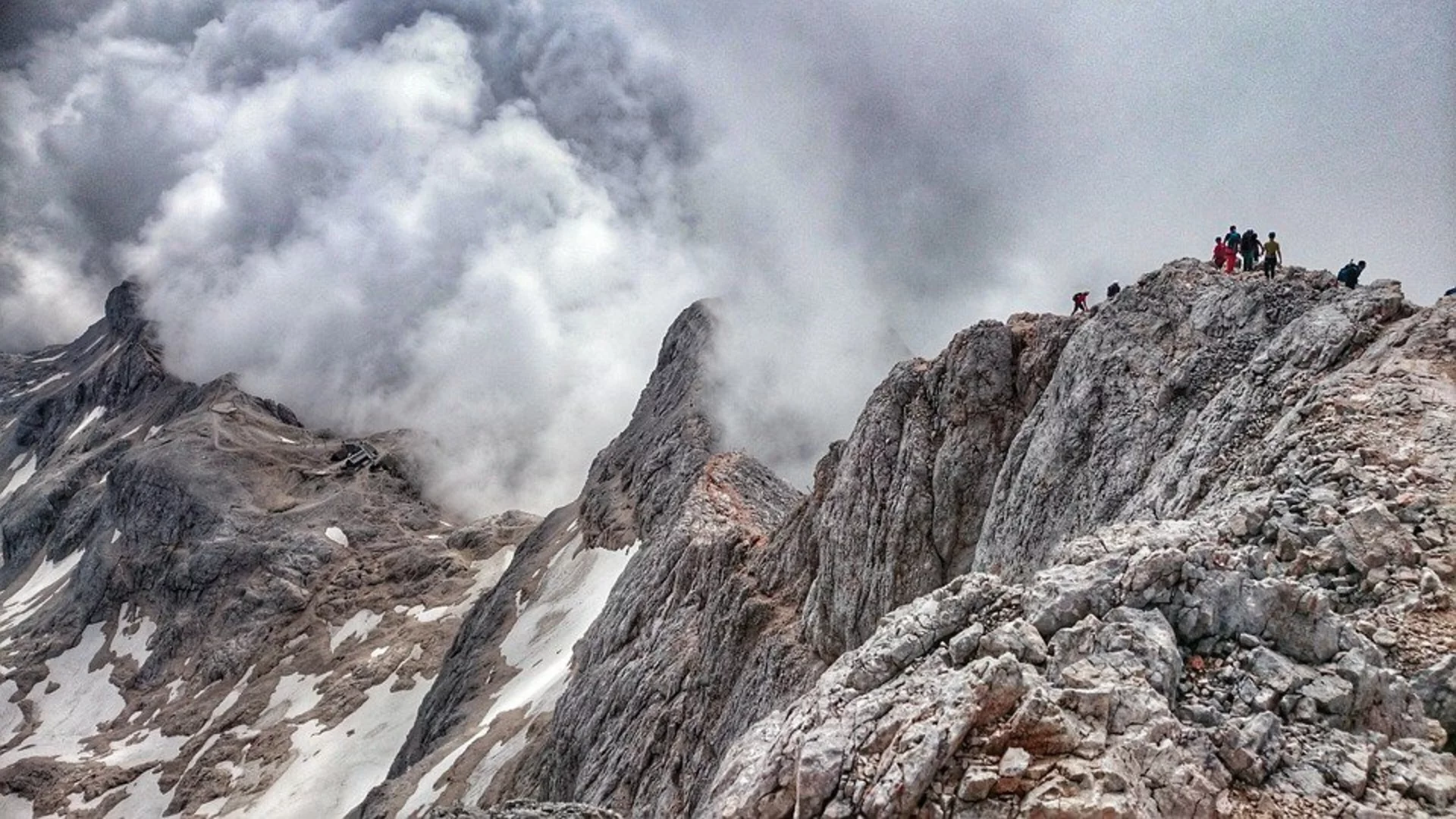 Млад мъж загина при планински преход в Словения