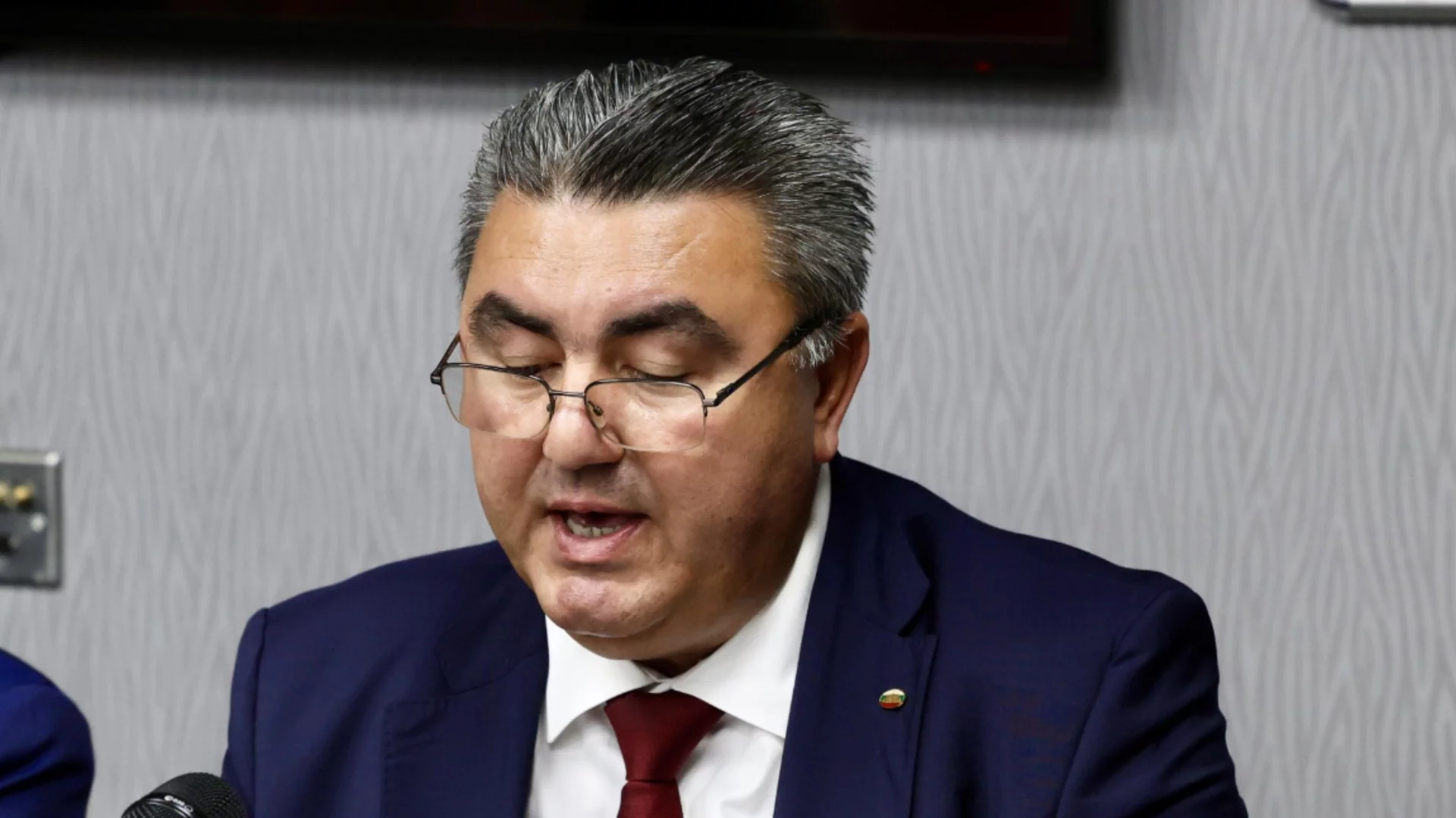 "От трън - та на глог": АПС са "за" оставка на Антон Славчев, но не искат закриване на комисията (ВИДЕО)