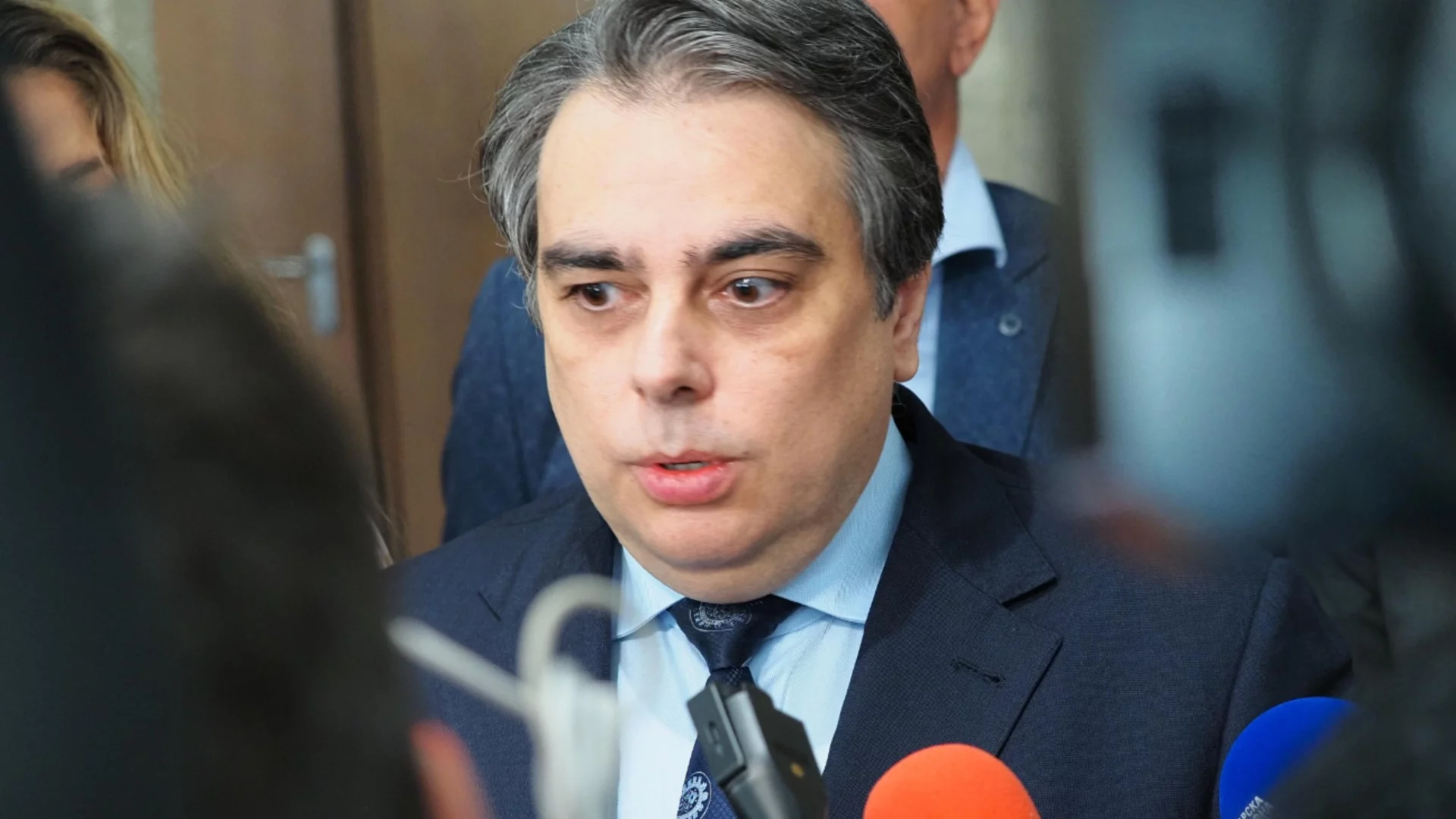 "Мнозинството не е много ясно": Асен Василев вижда търкания между управляващите (ВИДЕО)