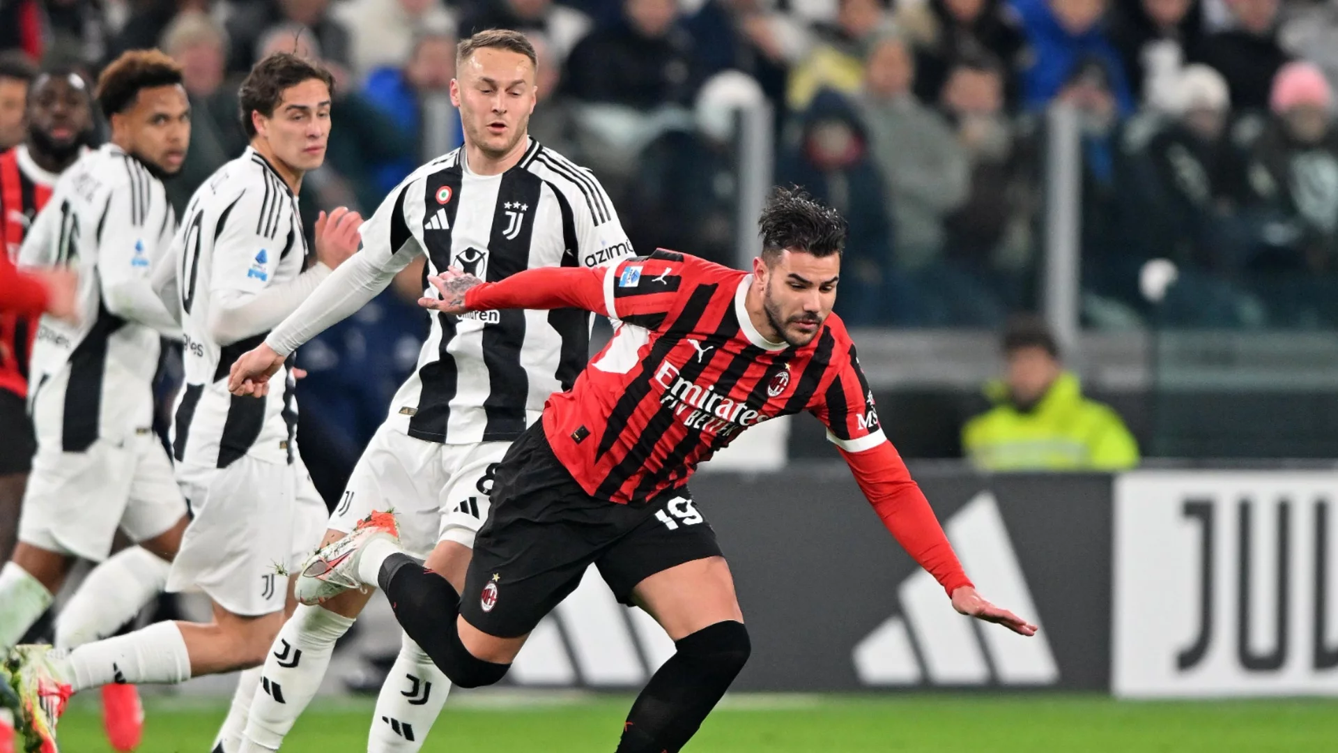 Милан получава удар под кръста от Ювентус?