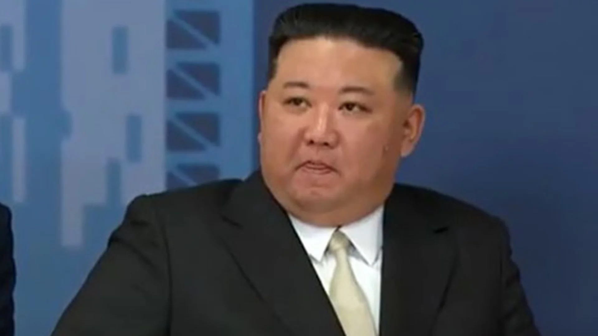 Ким Чен Ун демонстрира "най-мощната" междуконтинентална ракета: Грандиозен военен парад в Пхенян (ВИДЕО)